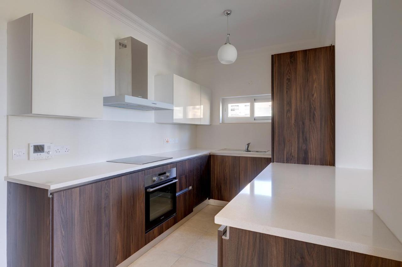 Apartment Seafront Lux Inc Pool, Upmarket Area *
