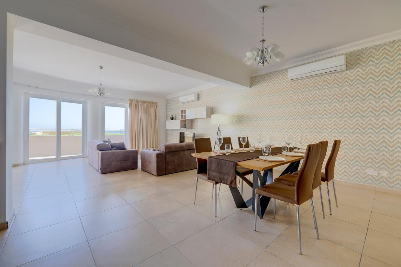 Apartment Seafront Lux Inc Pool, Upmarket Area *