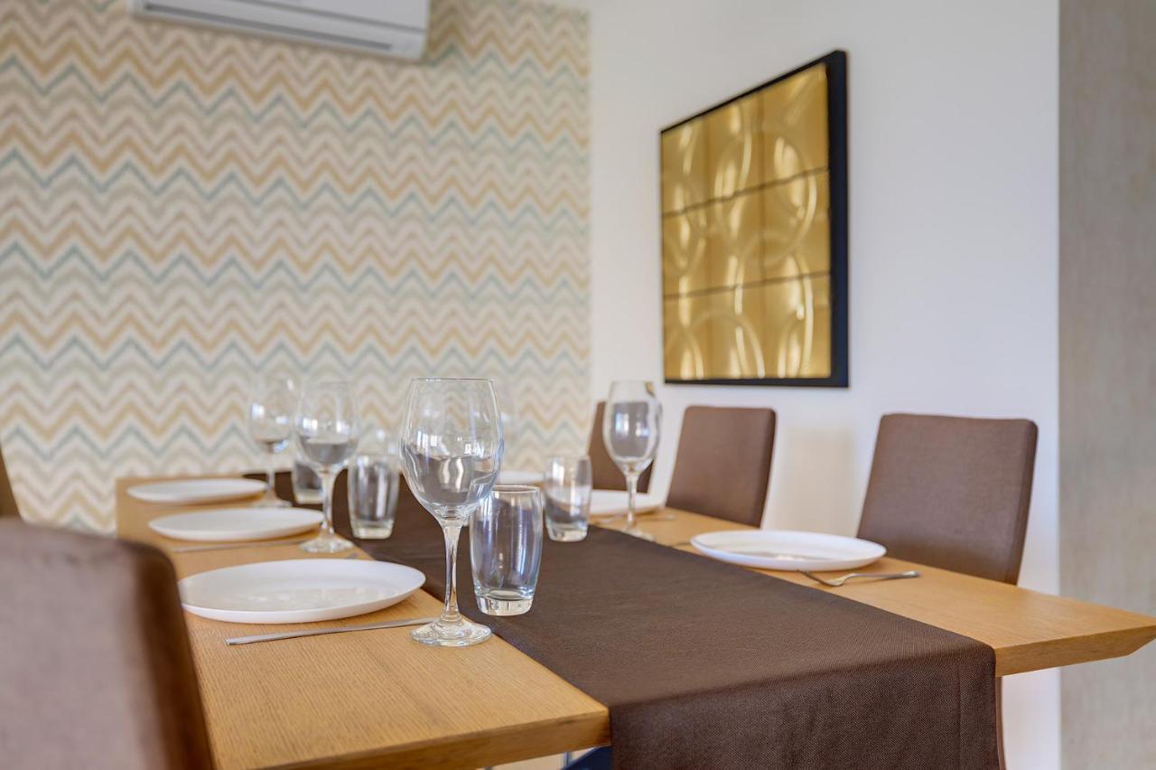 Seafront Lux Inc Pool, Upmarket Area Apartment