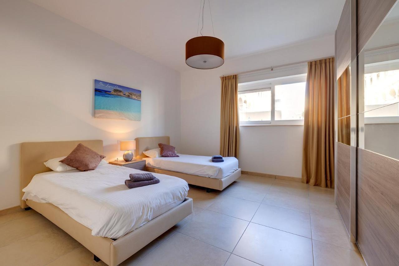 Seafront Lux Inc Pool, Upmarket Area Apartment