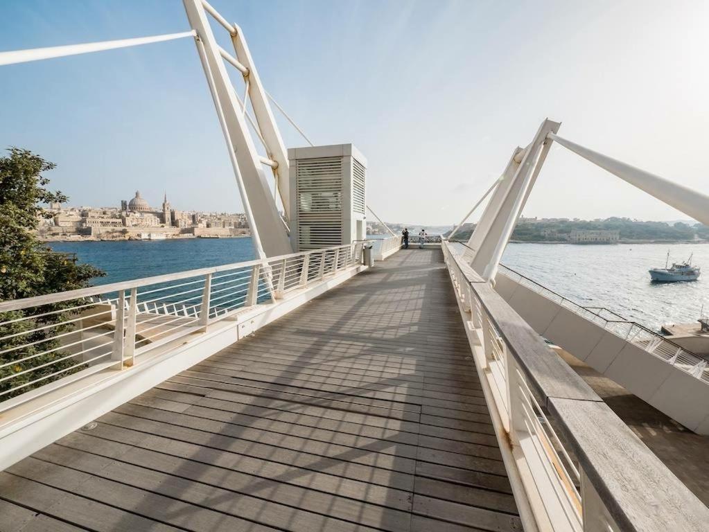 Seafront Lux Inc Pool, Upmarket Area Apartment