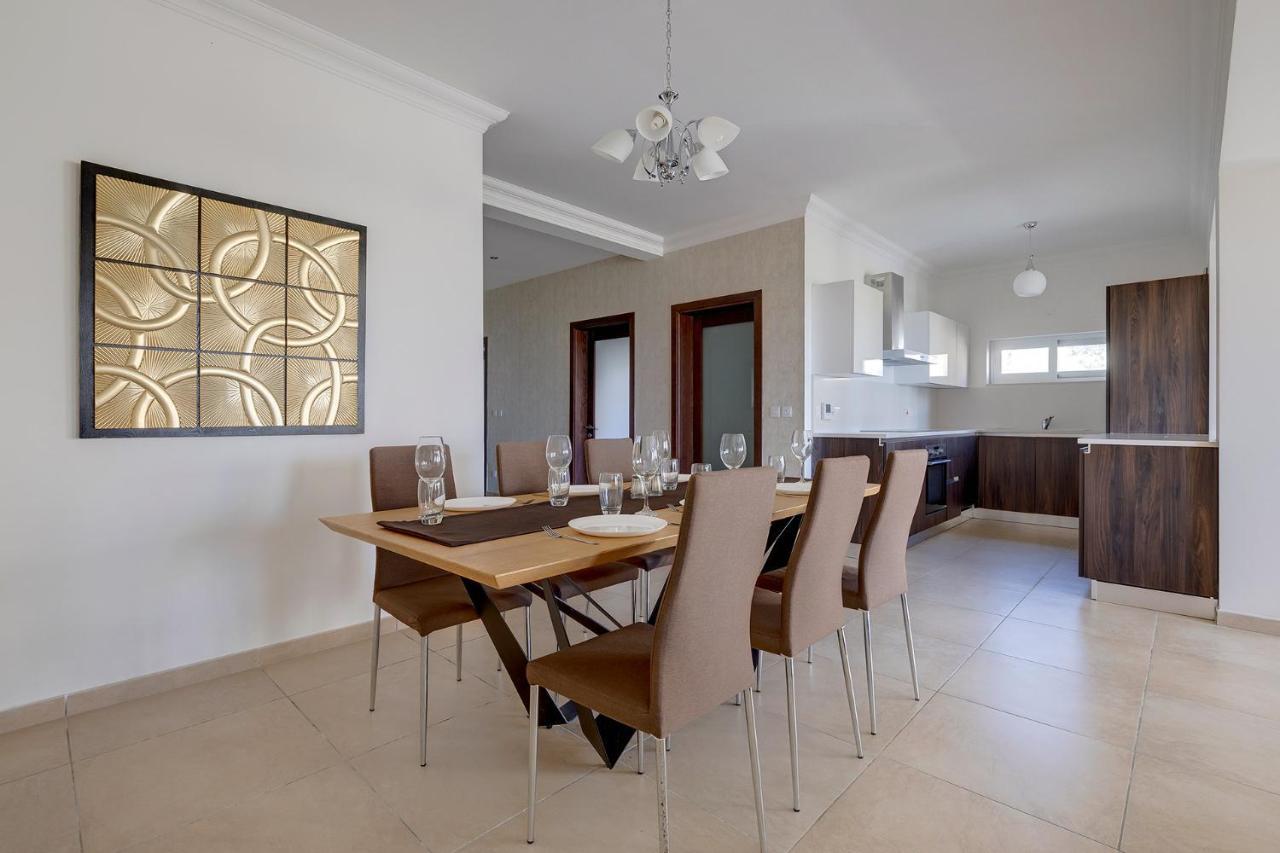 Seafront Lux Inc Pool, Upmarket Area