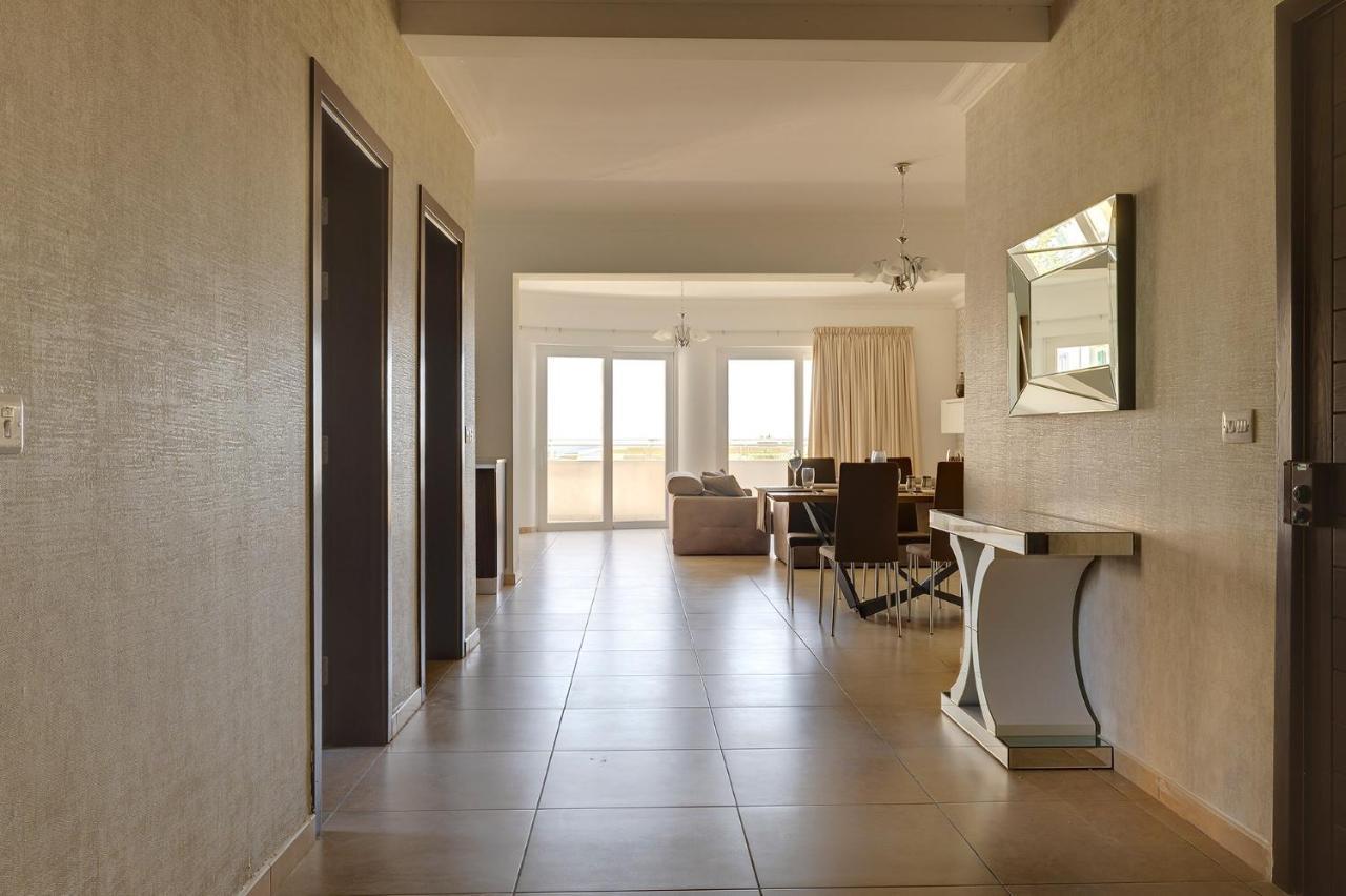 Apartment Seafront Lux Inc Pool, Upmarket Area *