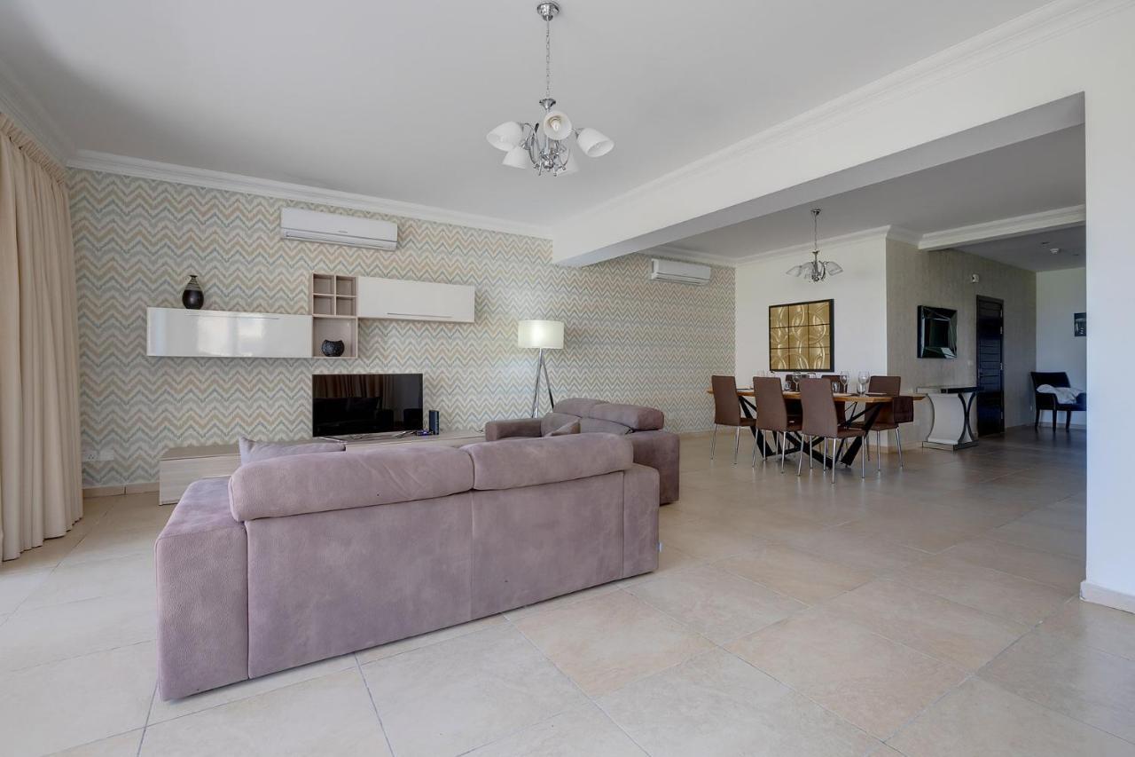 Seafront Lux Inc Pool, Upmarket Area Apartment