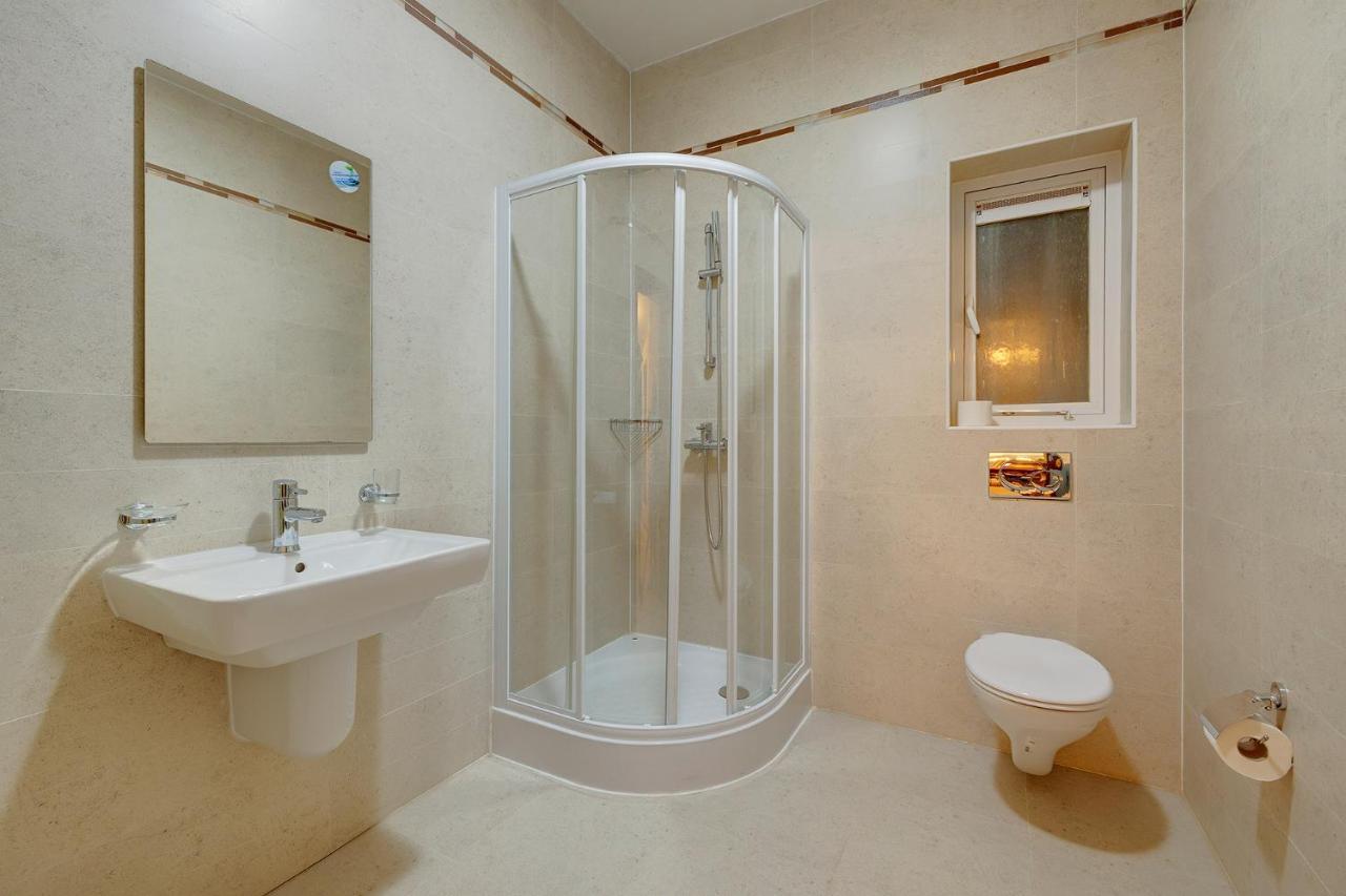 Apartment Seafront Lux Inc Pool, Upmarket Area