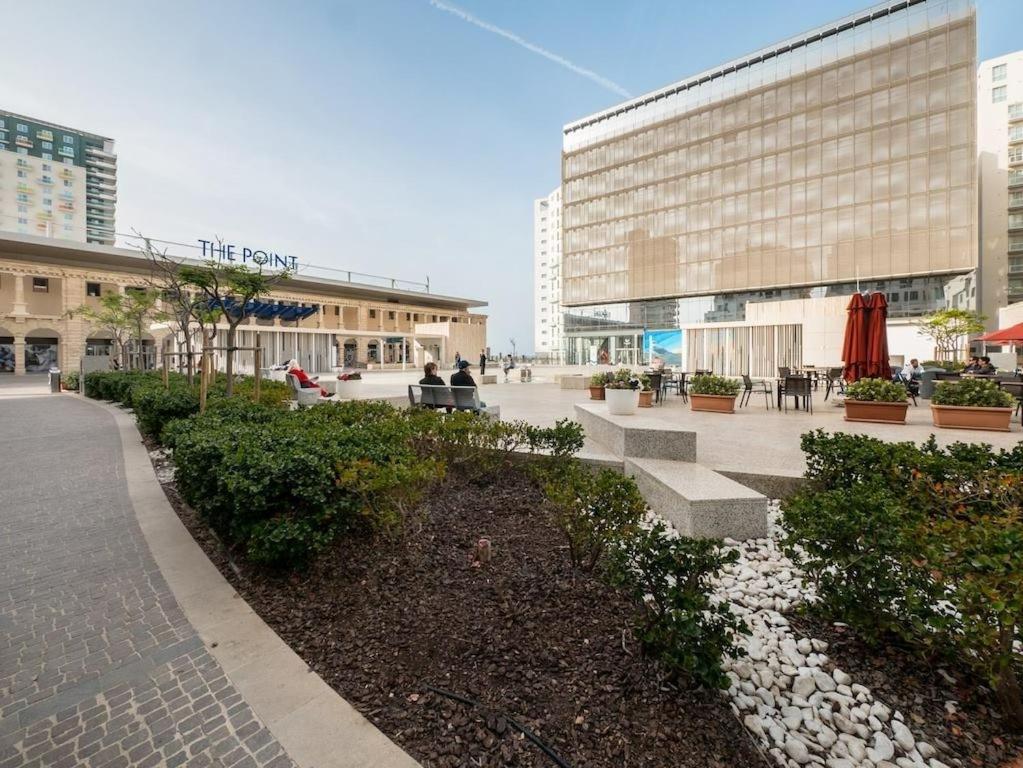 Seafront Lux Inc Pool, Upmarket Area Apartment *