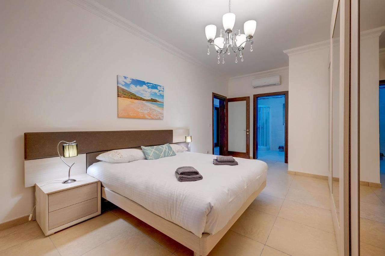 Apartment Seafront Lux Inc Pool, Upmarket Area